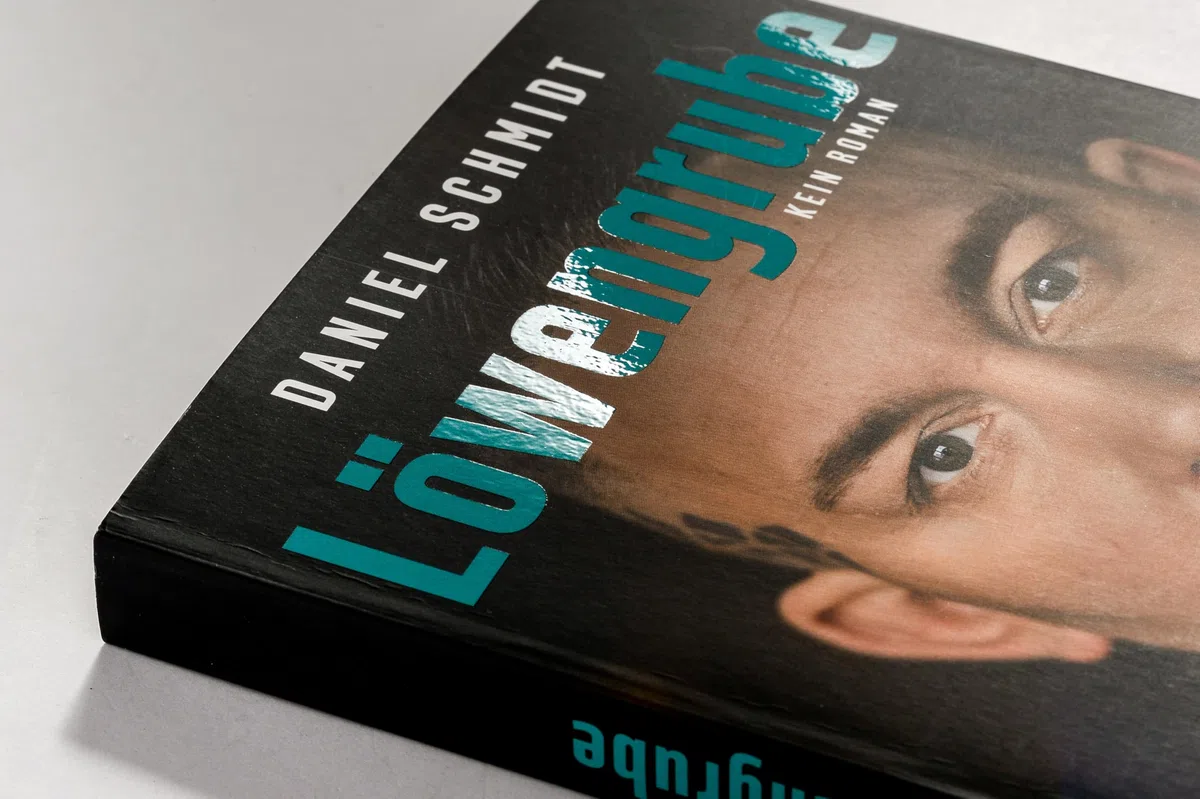 Löwengrube: Durch den Vorhof zur Hölle zu einem Leben in Liebe. Kein Roman - Vom Wirt der legendären Hamburger Kiezkneipe Elbschlosskeller SPIEGEL-Bestseller
