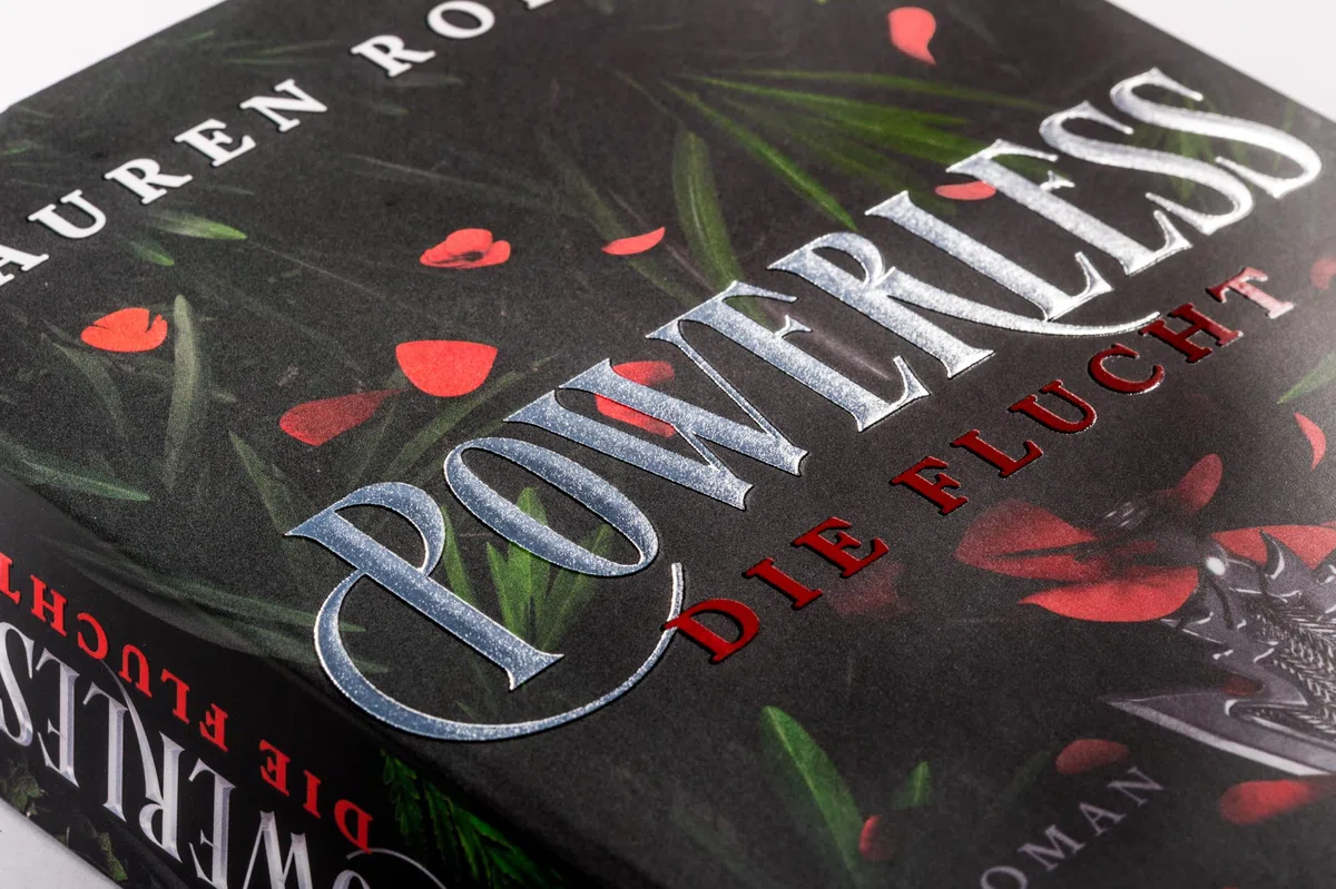 Powerless - Die Flucht: Roman - Die Fortsetzung der epischen Enemies-to-Lovers-Romantasy von BookTok-Sensation Lauren Roberts! (Die Powerless-Trilogie, Band 2)