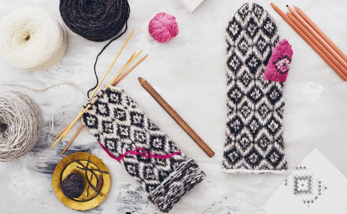 Määh! Finnisches Design gestrickt und bunt bestickt. Nachhaltige Wintermode aus Skandinavien. 20 Strickanleitungen und Stickvorlagen. Muster in 3D-Optik durch die Kombination von Stricken und Sticken