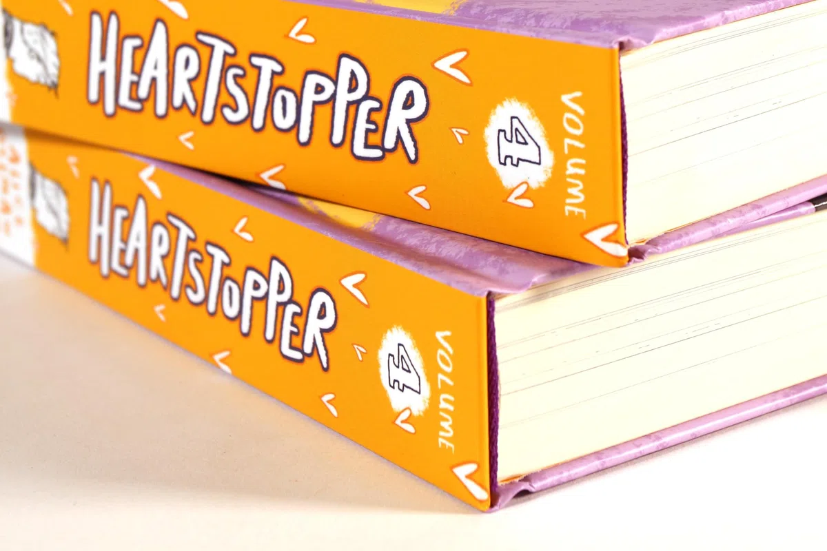 Heartstopper Volume 4 (deutsche Hardcover-Ausgabe): Lies, wie die schönste Liebesgeschichte des Jahres weitergeht - Comicbuch-Vorlage zur erfolgreichen Netflix-Serie (Loewe Graphix, Band 4)
