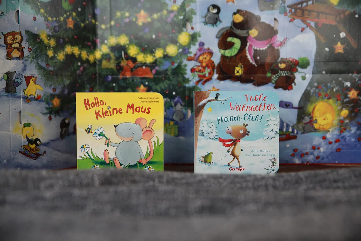 Mein allererster Adventskalender: mit 24 Pappbilderbüchern zum Herausnehmen: 24 weihnachtliche Geschichten für Kinder ab 2 Jahren