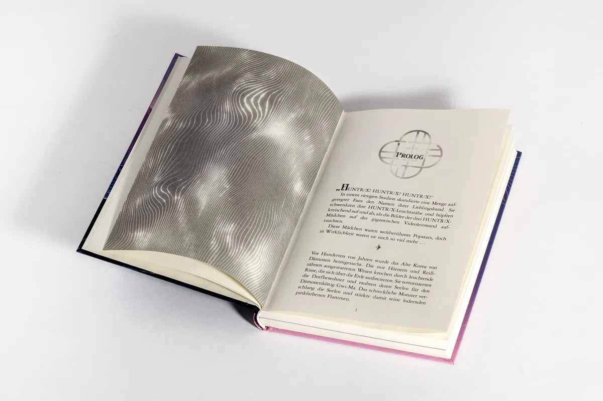 KPop Demon Hunters - Das offizielle Buch zum Film - Junior-Edition: Enthält 16 Seiten Filmbilder - Originalbuch zum oscarprämierten Netflix-Hit (KPop Demon Hunters-Serie, Band 3)