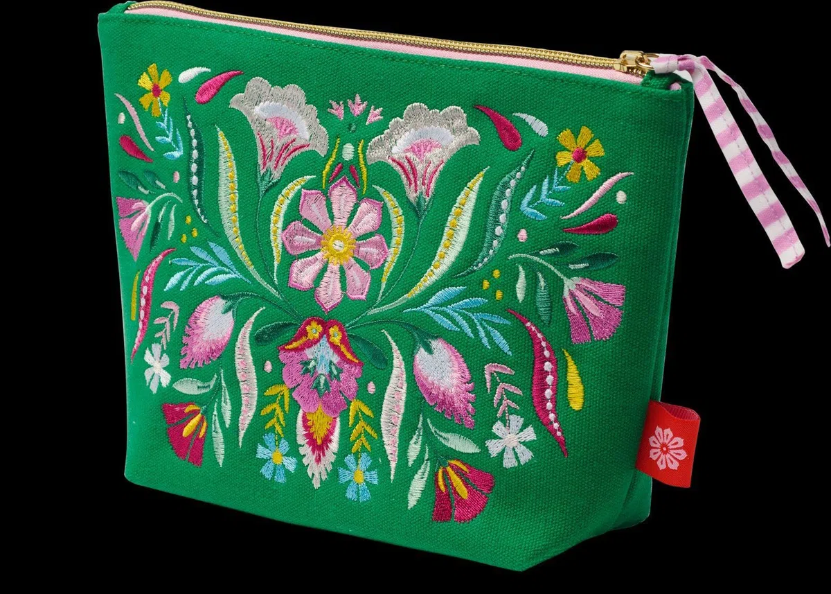Fiesta del Sol Accessoirestasche bestickt, 18 x 24 cm, grün: Bunt bestickter Leinenstoff. Hochwertige Schminktasche oder Kulturbeutel. Geschenk für Freundin, Mutter, Tochter