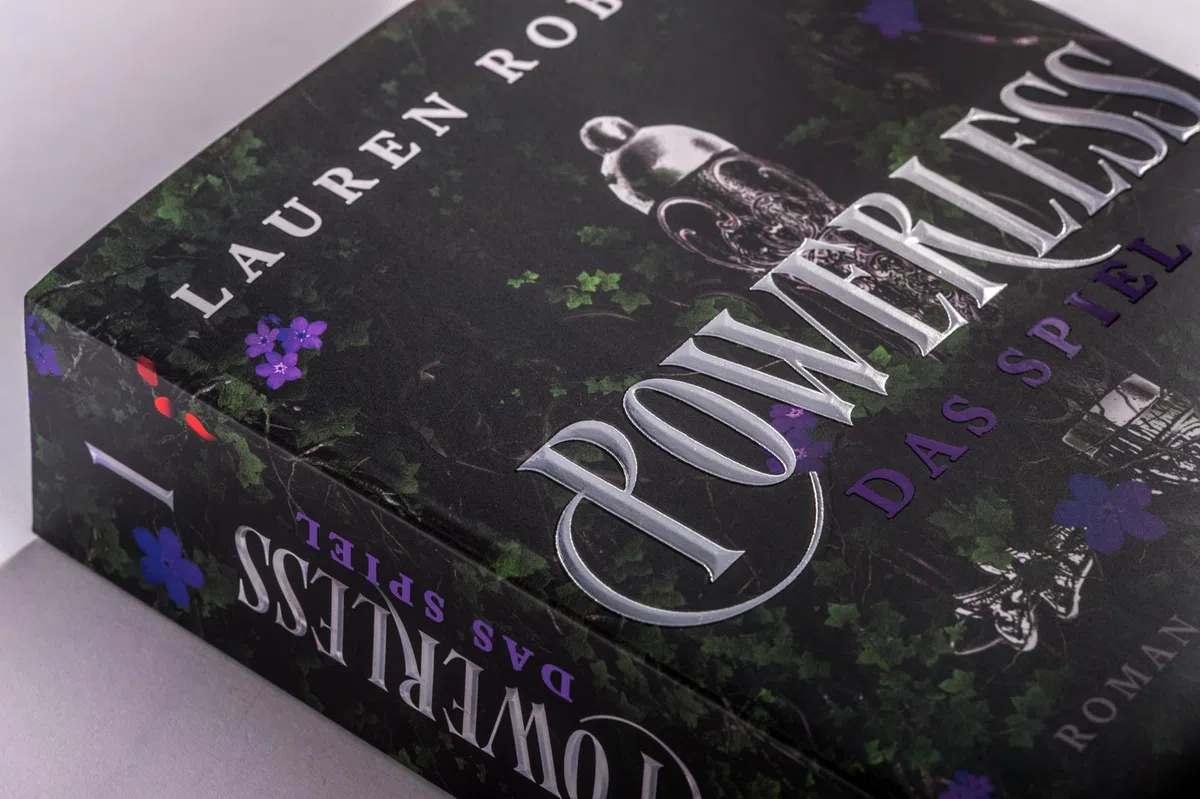 Powerless - Das Spiel: Roman - Der Auftakt der epischen Enemies-to-Lovers-Romantasy von BookTok-Sensation Lauren Roberts! (Die Powerless-Trilogie, Band 1)