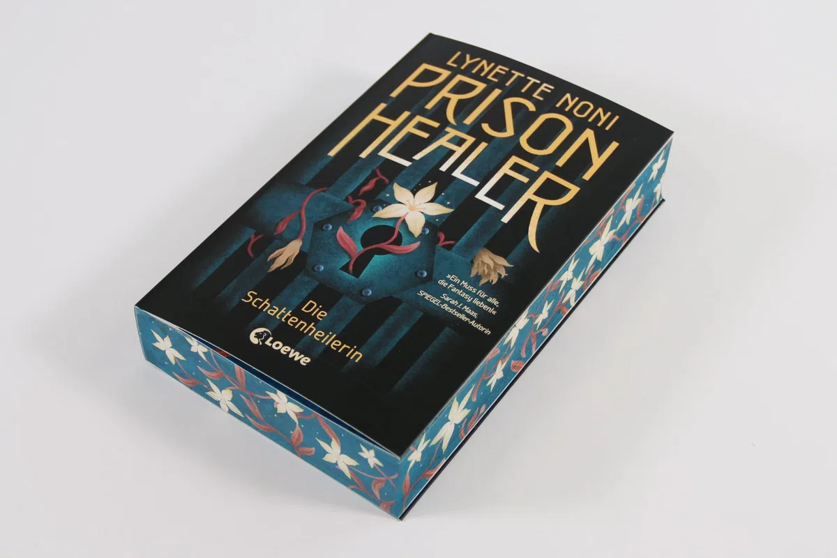 Prison Healer (Band 1) - Die Schattenheilerin: Auftakt der außergewöhnlichen Fantasy-Trilogie, in der Magie auf Heilkunst trifft - Jetzt als Klappenbroschur mit Farbschnitt in der 1. Auflage