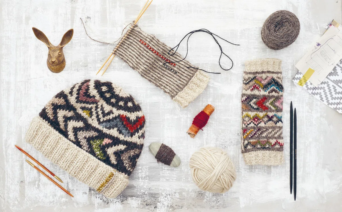 Määh! Finnisches Design gestrickt und bunt bestickt. Nachhaltige Wintermode aus Skandinavien. 20 Strickanleitungen und Stickvorlagen. Muster in 3D-Optik durch die Kombination von Stricken und Sticken